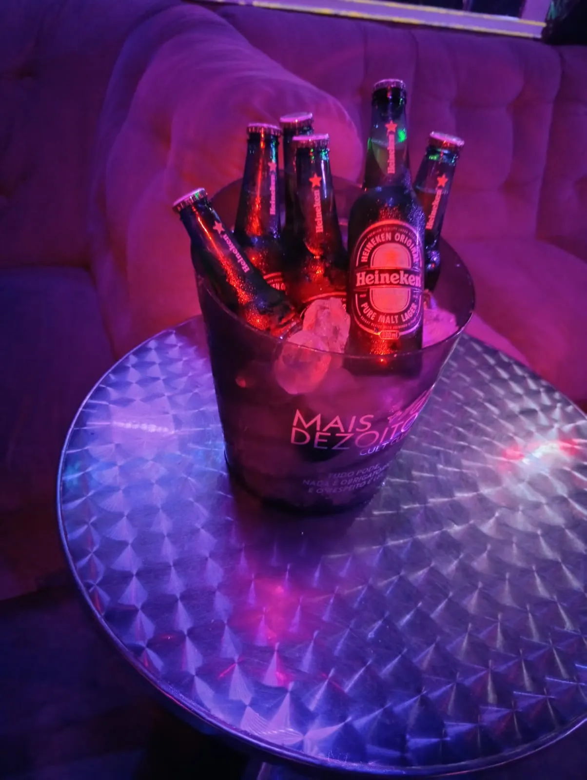 Sofá Black Sofa com balde de cervejas Heineken na MD Cult Club