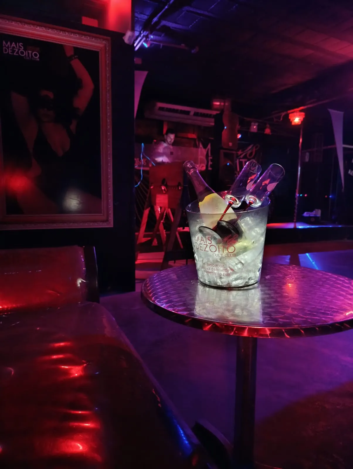 Front Stage VIP — sofá VIP com balde de espumante e ambiente da MD Cult Club